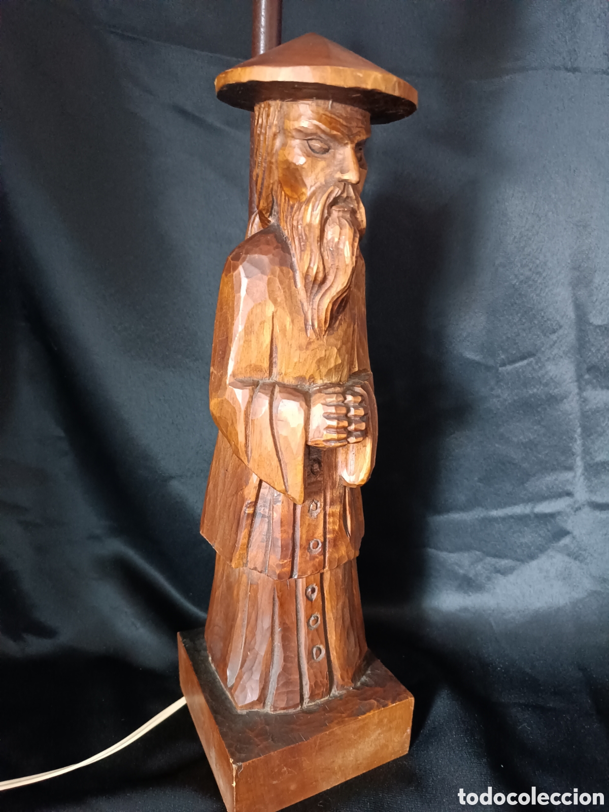 Antig&uuml;edades: L&aacute;mpara de mesa con figura en madera tallada. - Foto 1