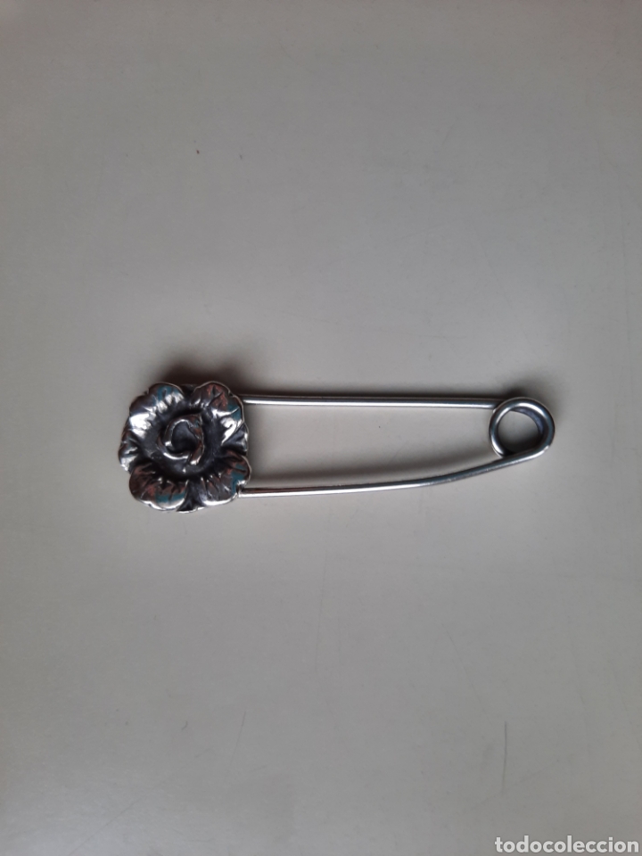 Antig&uuml;edades: Antiguo broche imperdible en forma de flor - Foto 1
