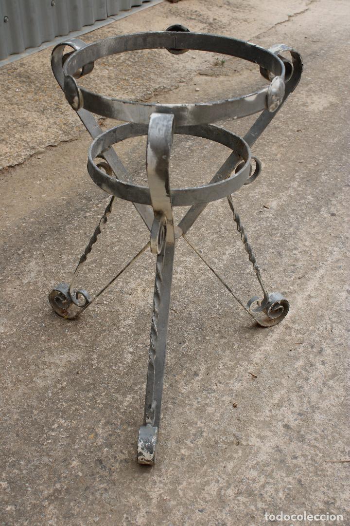Antig&uuml;edades: pie de forja macetero - Foto 3