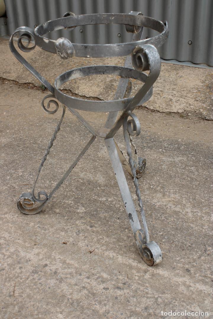 Antig&uuml;edades: pie de forja macetero - Foto 1