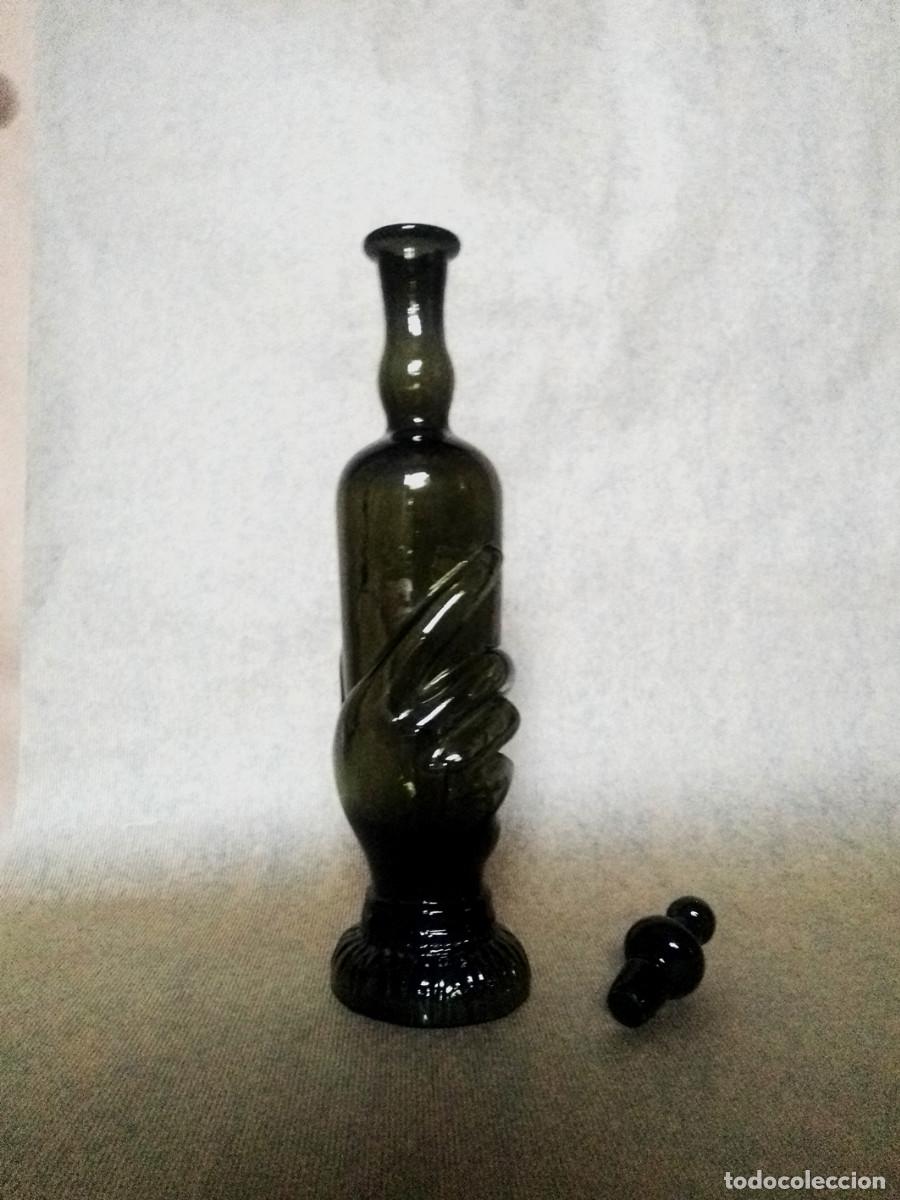 Antig&uuml;edades: BOTELLA CRISTAL PPRENSADO CON MANO EN RELIEVE - Foto 2