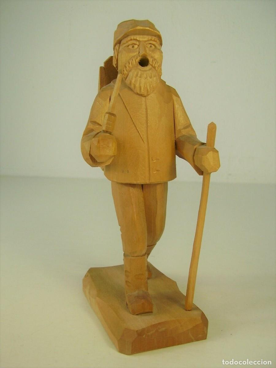 Antiques: Figura le&ntilde;ador fumando, tallada en madera.