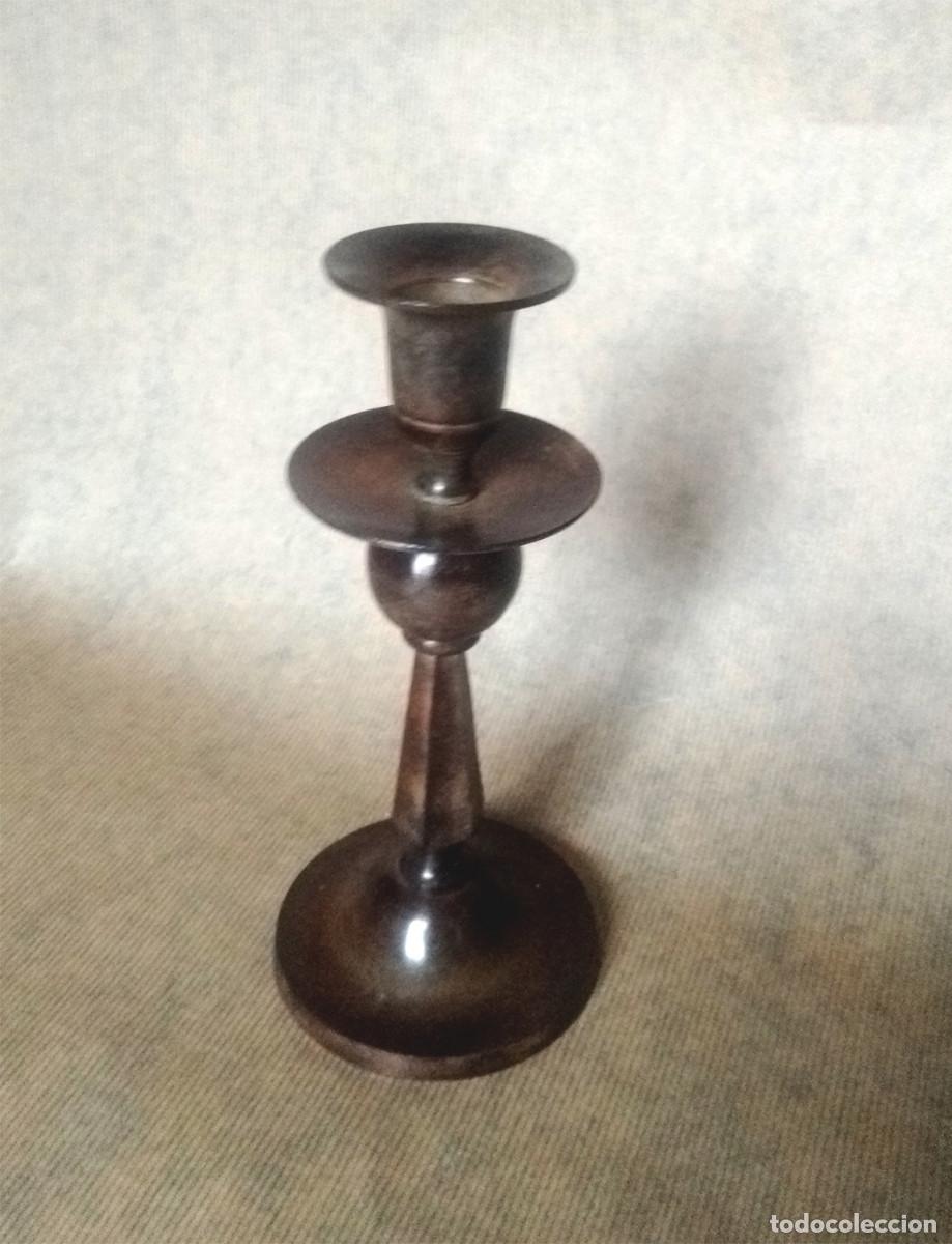 Antig&uuml;edades: CANDELABRO LAT&Oacute;N CON PI&Eacute; CIRCULAR C. 1900 - Foto 1