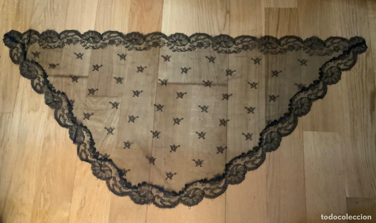 Antig&uuml;edades: ANTIGUA MANTILLA TRIANGULAR - Foto 1