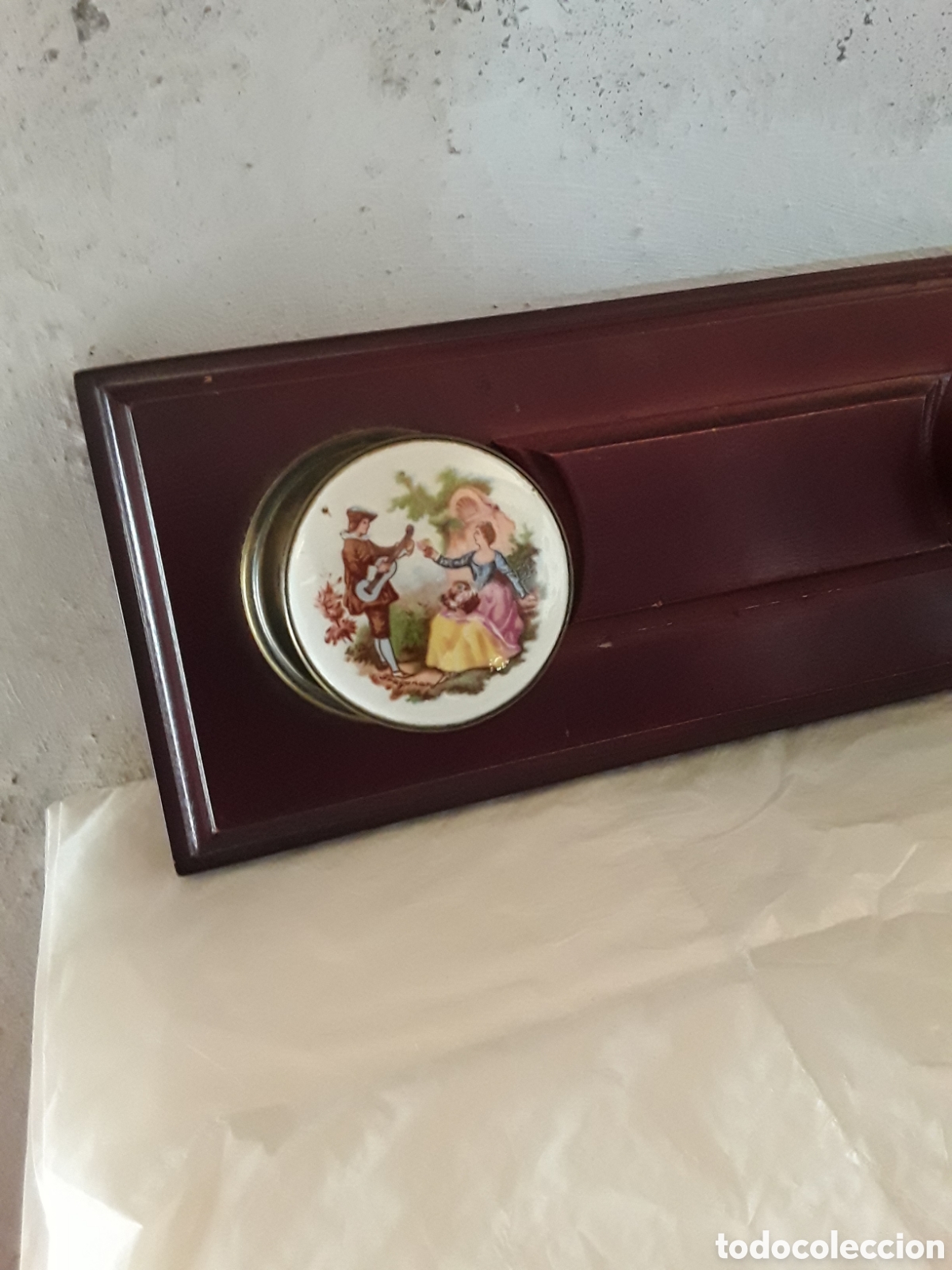 Antig&uuml;edades: Perchero de pared en madera , lat&oacute;n y ceramica - Foto 2