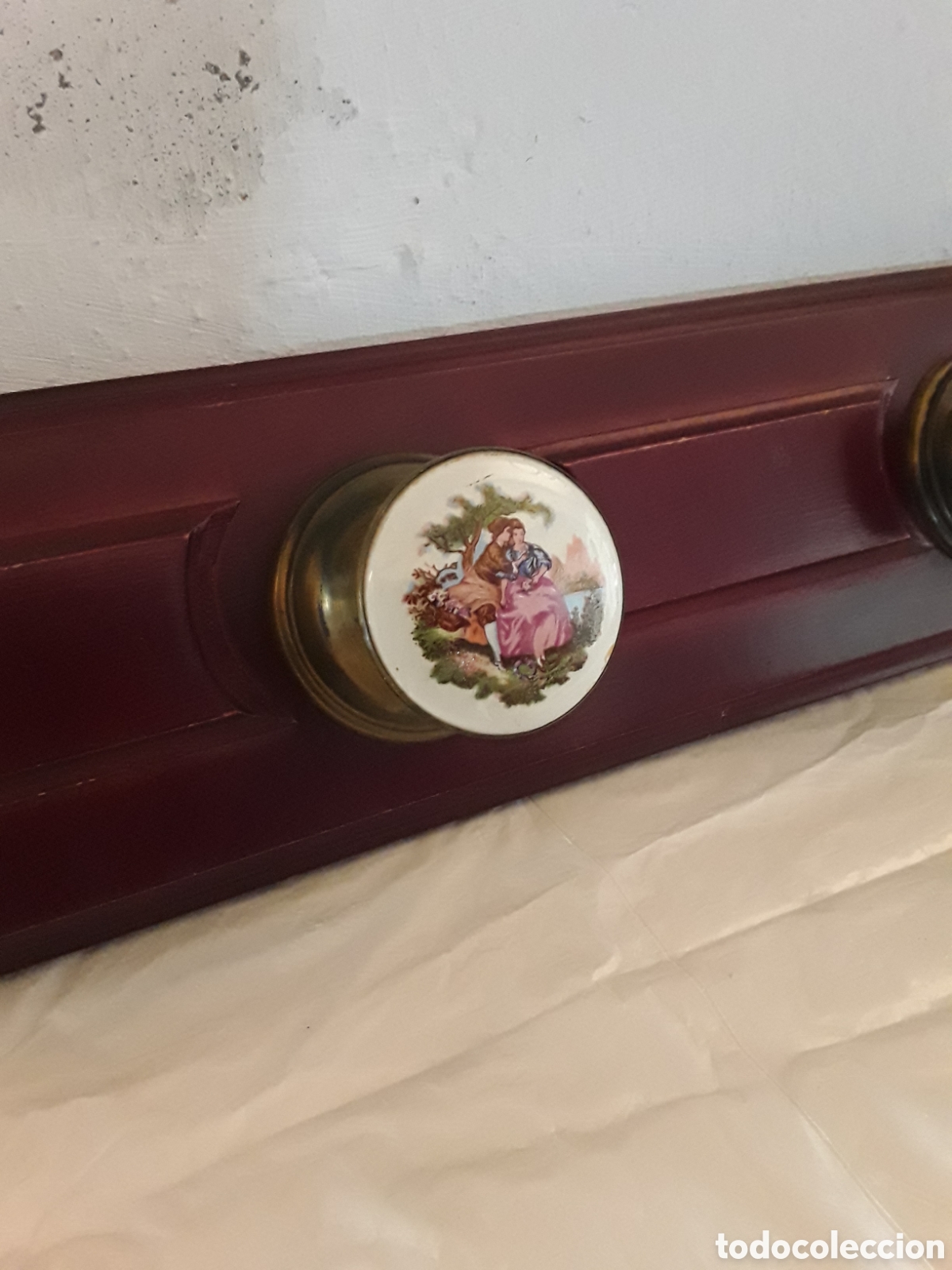 Antig&uuml;edades: Perchero de pared en madera , lat&oacute;n y ceramica - Foto 3