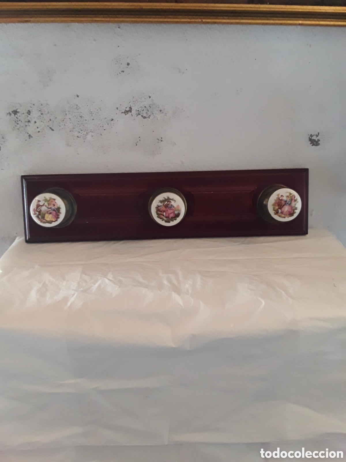 Antig&uuml;edades: Perchero de pared en madera , lat&oacute;n y ceramica - Foto 12