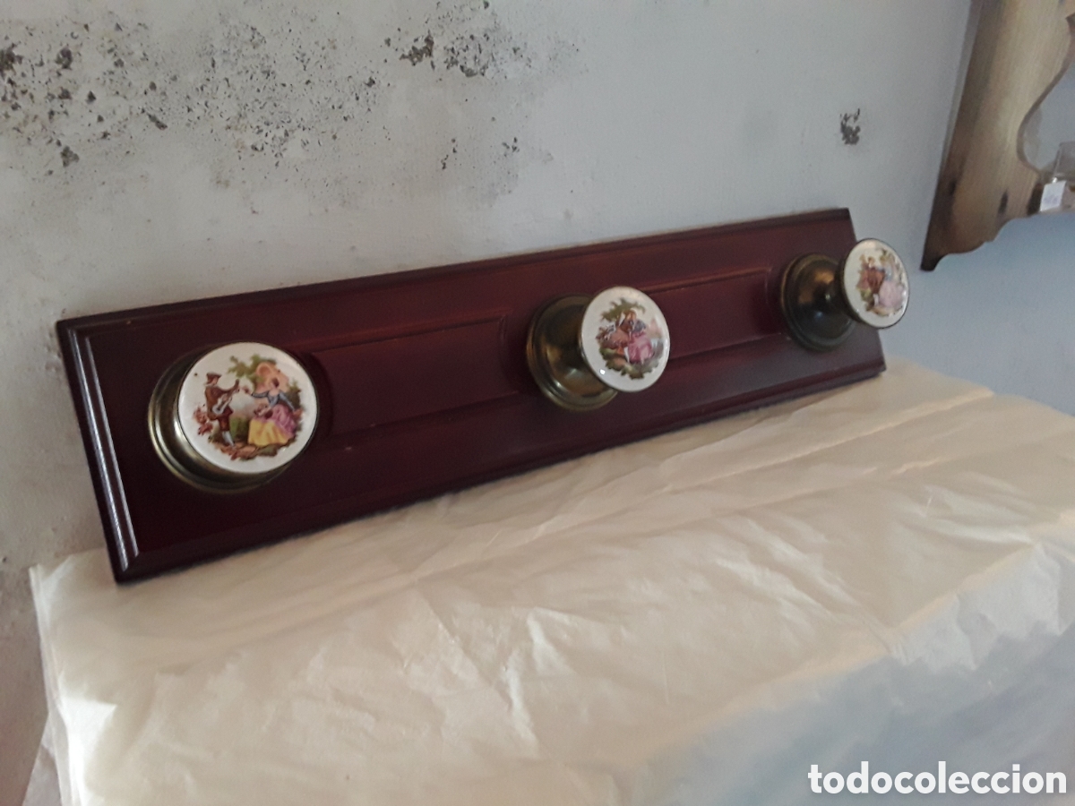 Antig&uuml;edades: Perchero de pared en madera , lat&oacute;n y ceramica - Foto 1