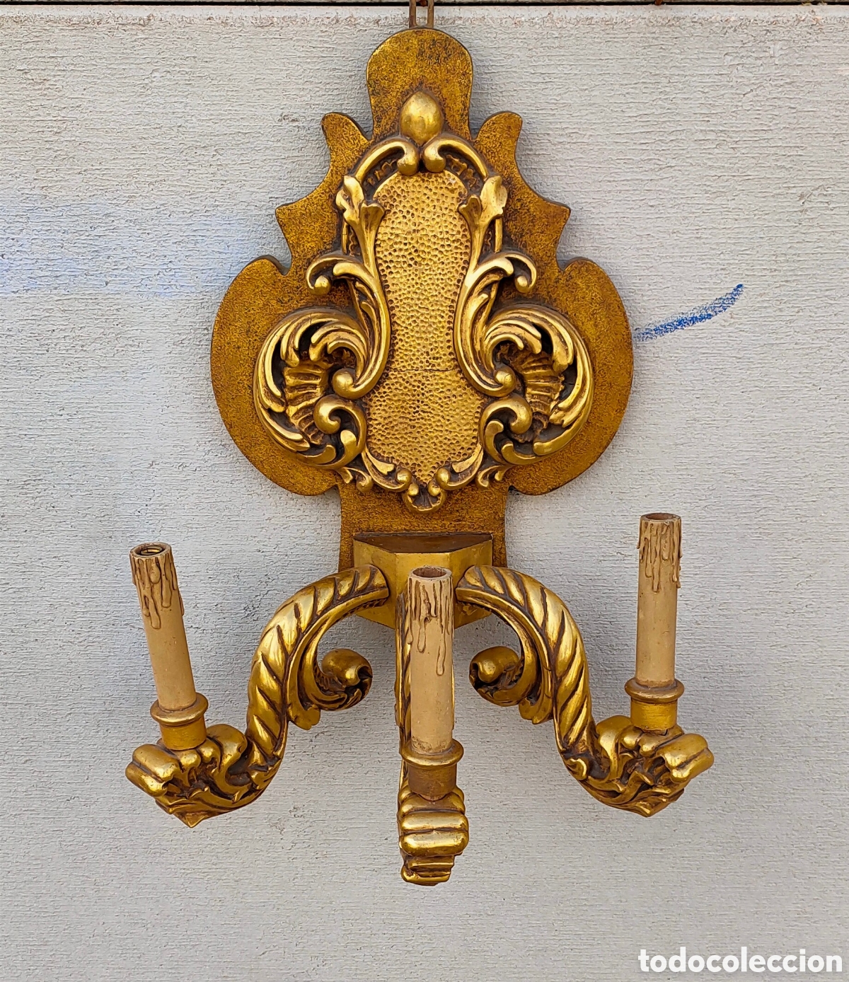 Antig&uuml;edades: Candelabro de madera dorada - Foto 1