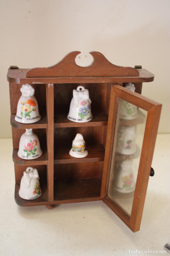 Antig&uuml;edades: vitrina campanas de coleccion - Foto 2