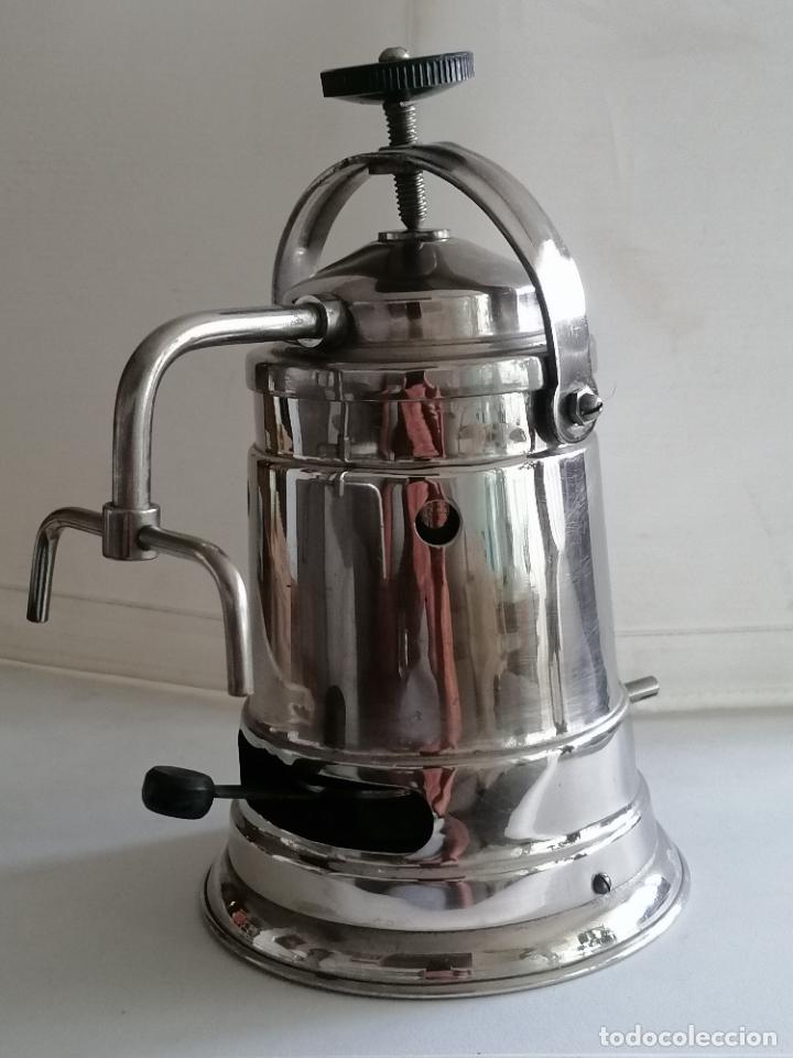Antiques: ANTIGUA CAFETERA ELECTRICA Y ALCOHOL, 2 TAZAS CABLE CONEXION ORIGINAL, ALTURA 22 CM