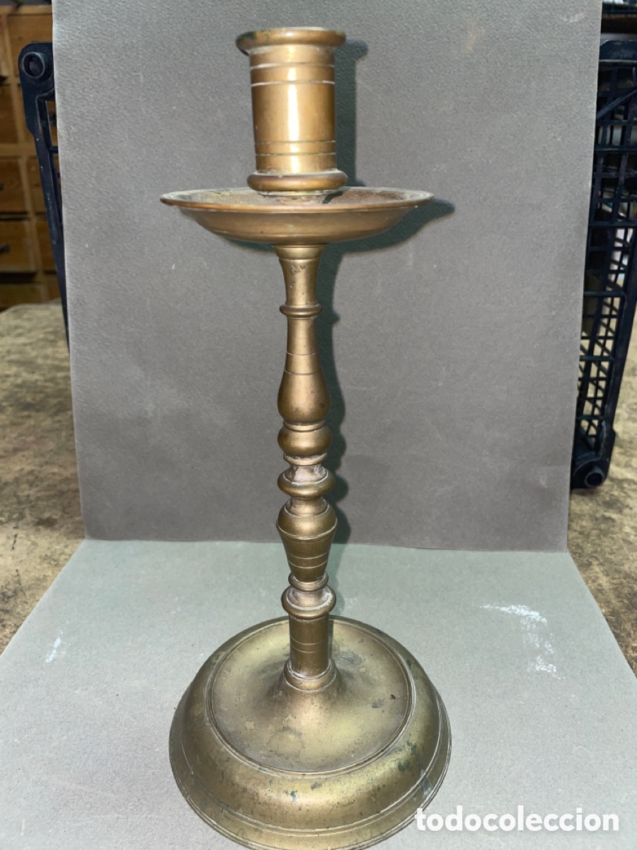 Antig&uuml;edades: Candelabro de bronce del siglo xviii - Foto 1