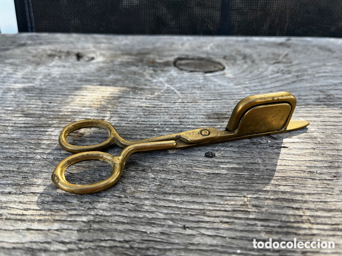 Antig&uuml;edades: Antiguas tijeras despabiladeras en bronce. - Foto 2