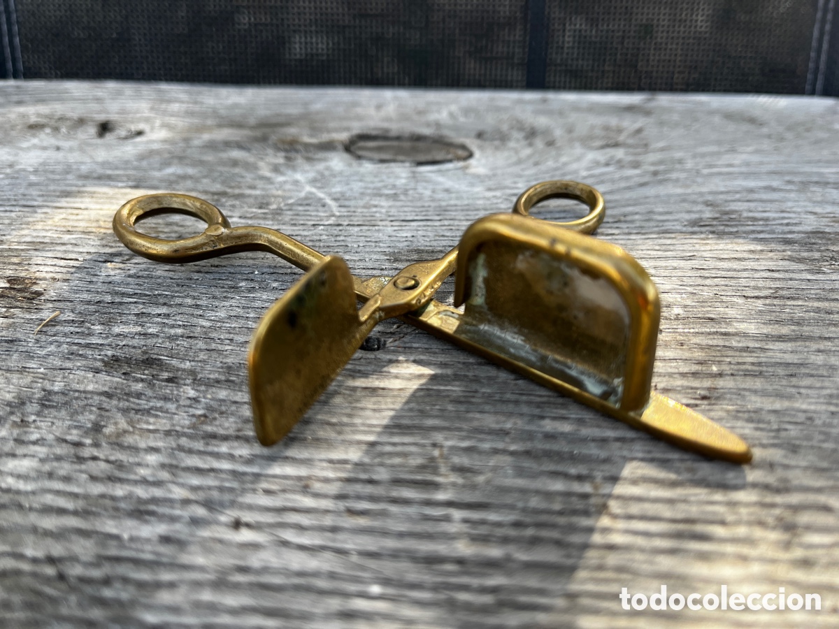 Antig&uuml;edades: Antiguas tijeras despabiladeras en bronce. - Foto 3