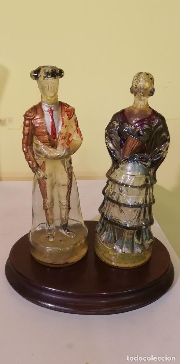 Antig&uuml;edades: PAREJA DE BOTELLAS TORERO Y DAMA. CRISTAL - Foto 3