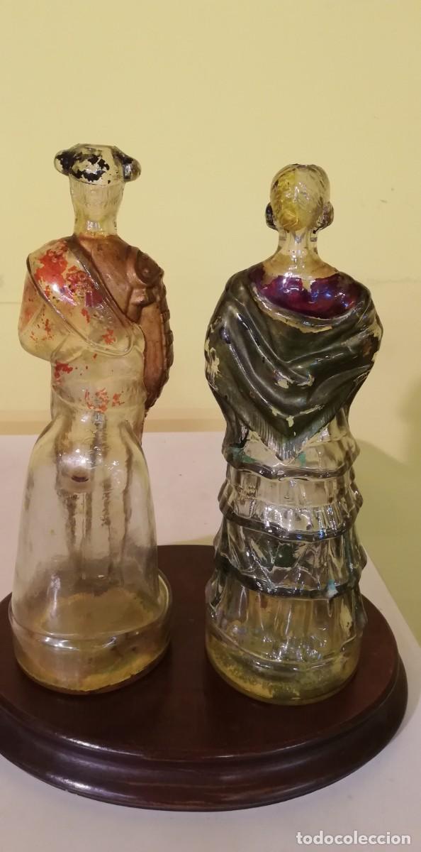Antig&uuml;edades: PAREJA DE BOTELLAS TORERO Y DAMA. CRISTAL - Foto 4