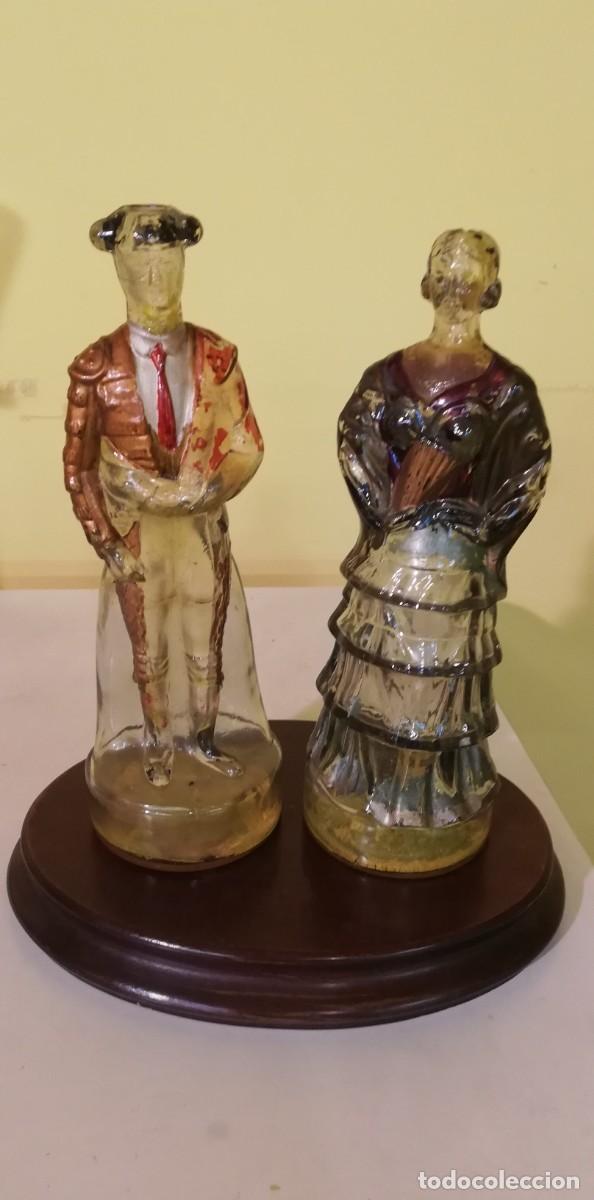 Antig&uuml;edades: PAREJA DE BOTELLAS TORERO Y DAMA. CRISTAL - Foto 2