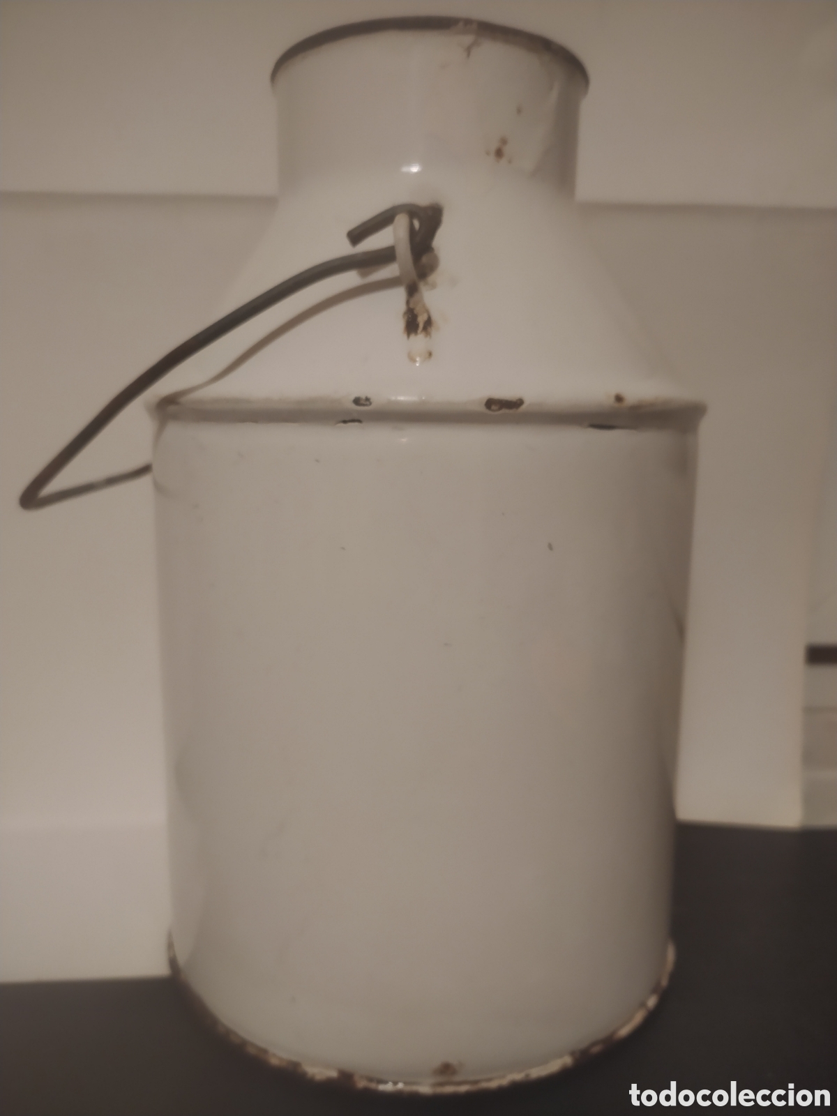 Antig&uuml;edades: Lechera esmaltada en blanco reborde negro - Foto 2