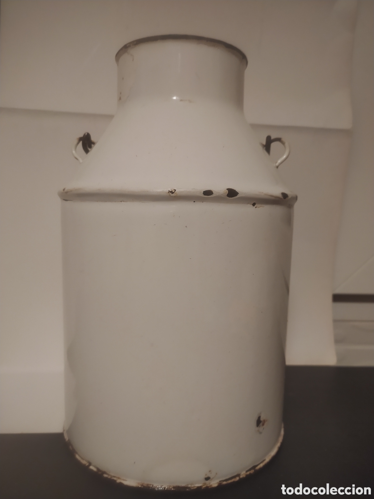 Antig&uuml;edades: Lechera esmaltada en blanco reborde negro - Foto 1