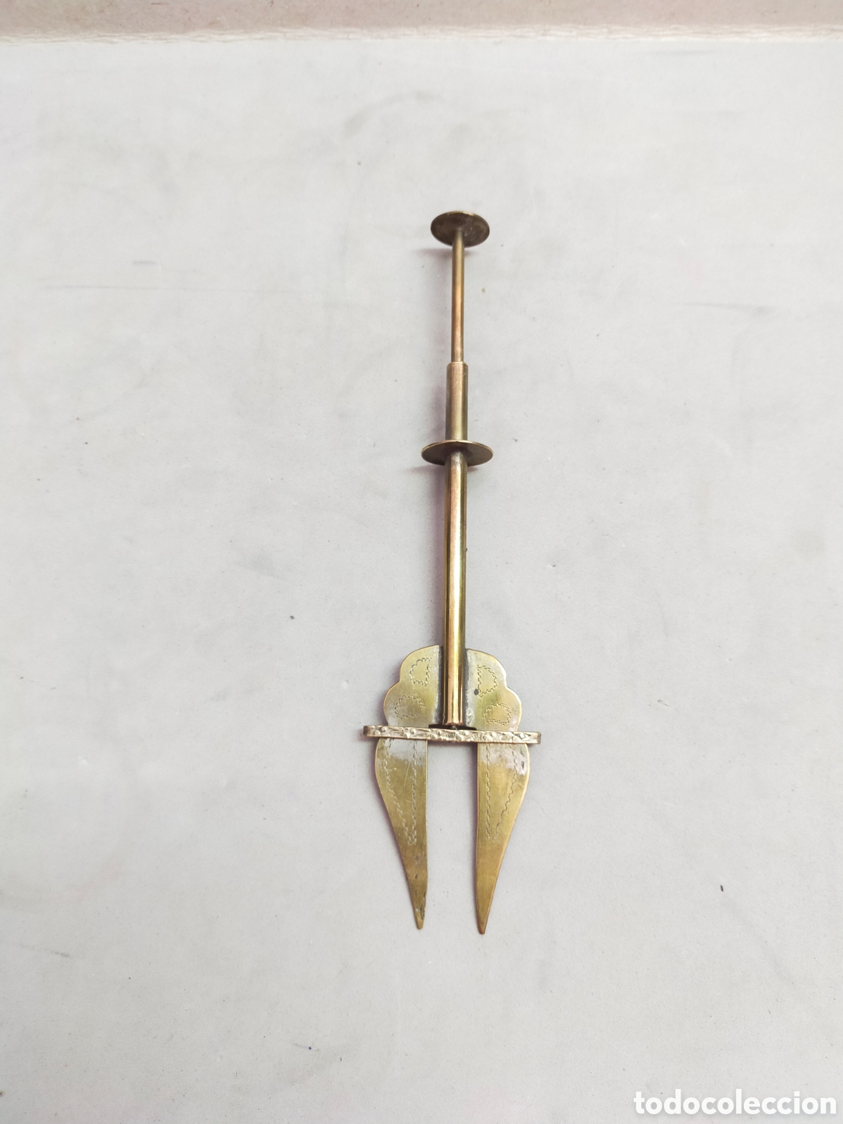 Antiques: PINZA PINCHO PARA PAN O SIMILAR EN METAL PLATEADO.
