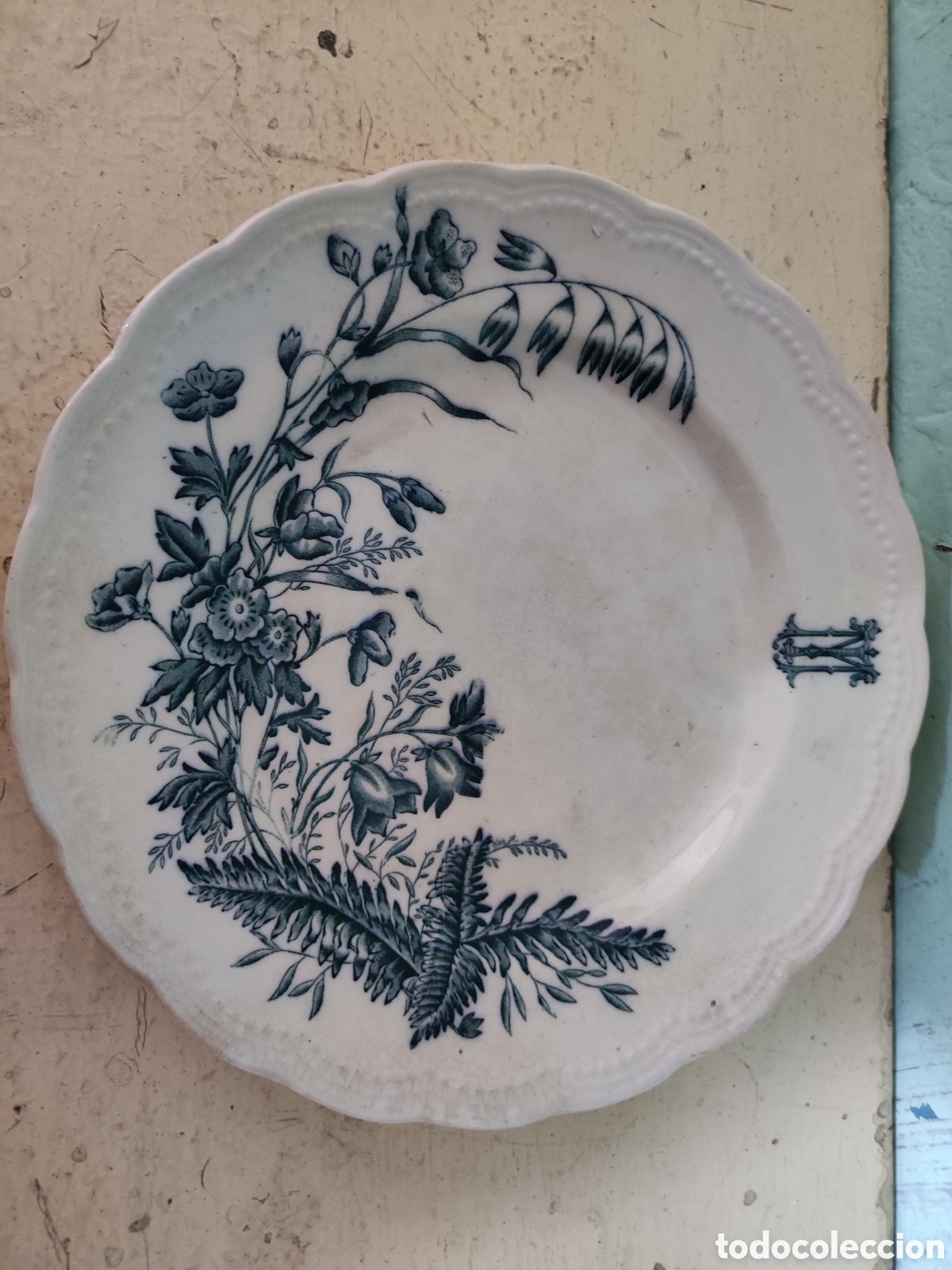 Antig&uuml;edades: Plato loza con marcas - Foto 1