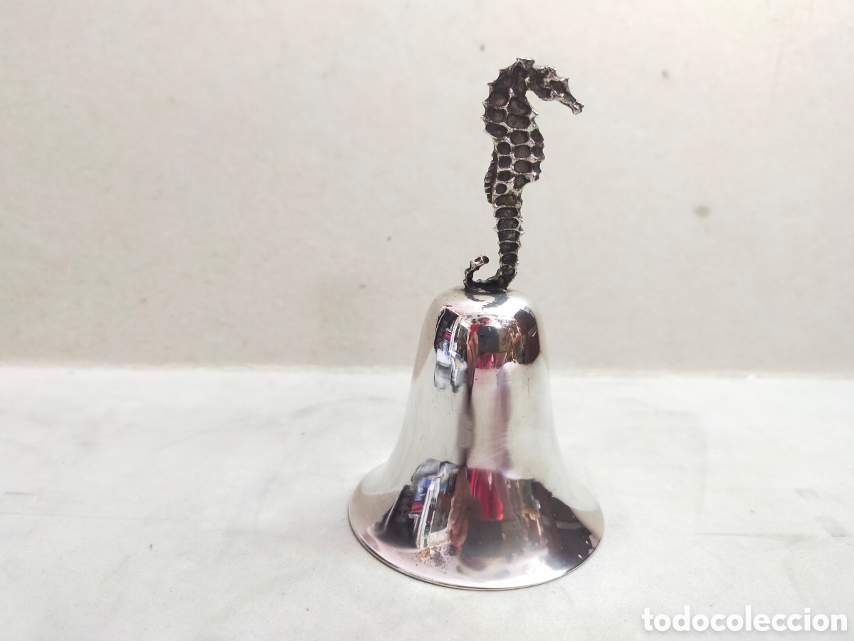 Antiques: CAMPANA O CAMPANILLA CON FIGURA DE CABALLITO DE MAR, EN METAL.