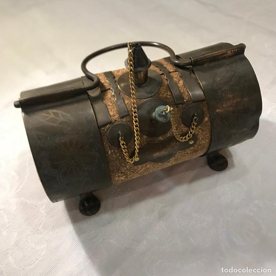 Antig&uuml;edades: Botijo de corcho y bronce - Foto 1