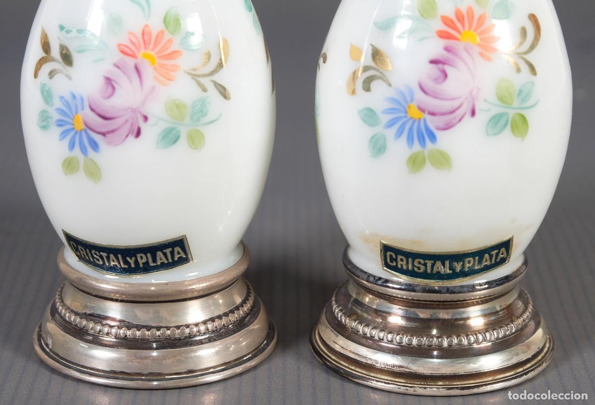 Antig&uuml;edades: Pareja de peque&ntilde;os jarrones en opalina pintada a mano con base en plata punzonada - Foto 4