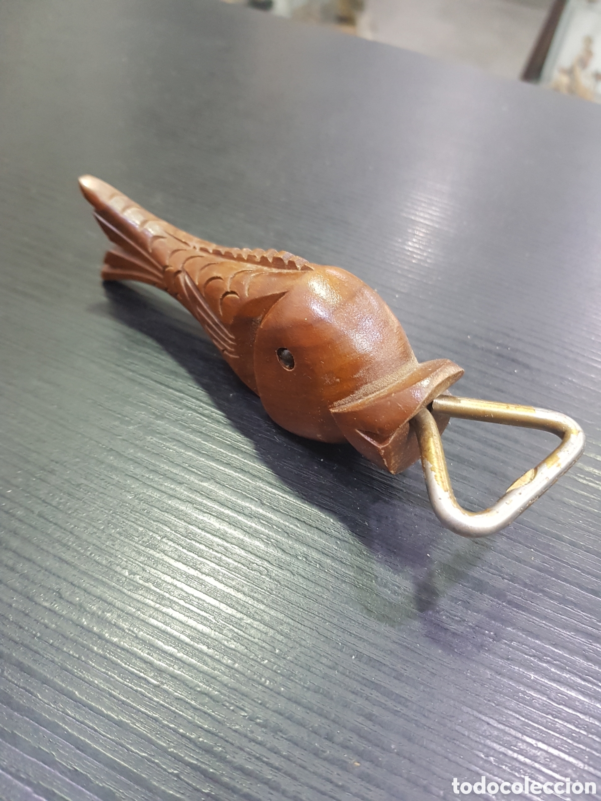 Antig&uuml;edades: Abrechapas en madera tallada con forma de pez. (L21) - Foto 2