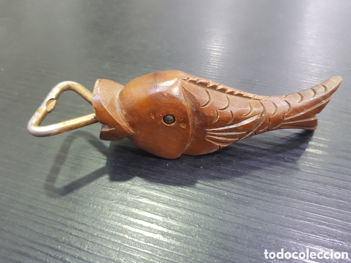 Antig&uuml;edades: Abrechapas en madera tallada con forma de pez. (L21) - Foto 1