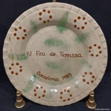 Antigüedades: PLAT DE CERÀMICA - IV FIRA DE TERRISSA - BARCELONA - 1983 - FET A MA - 21,5 CM / CAA. Lote 370026006