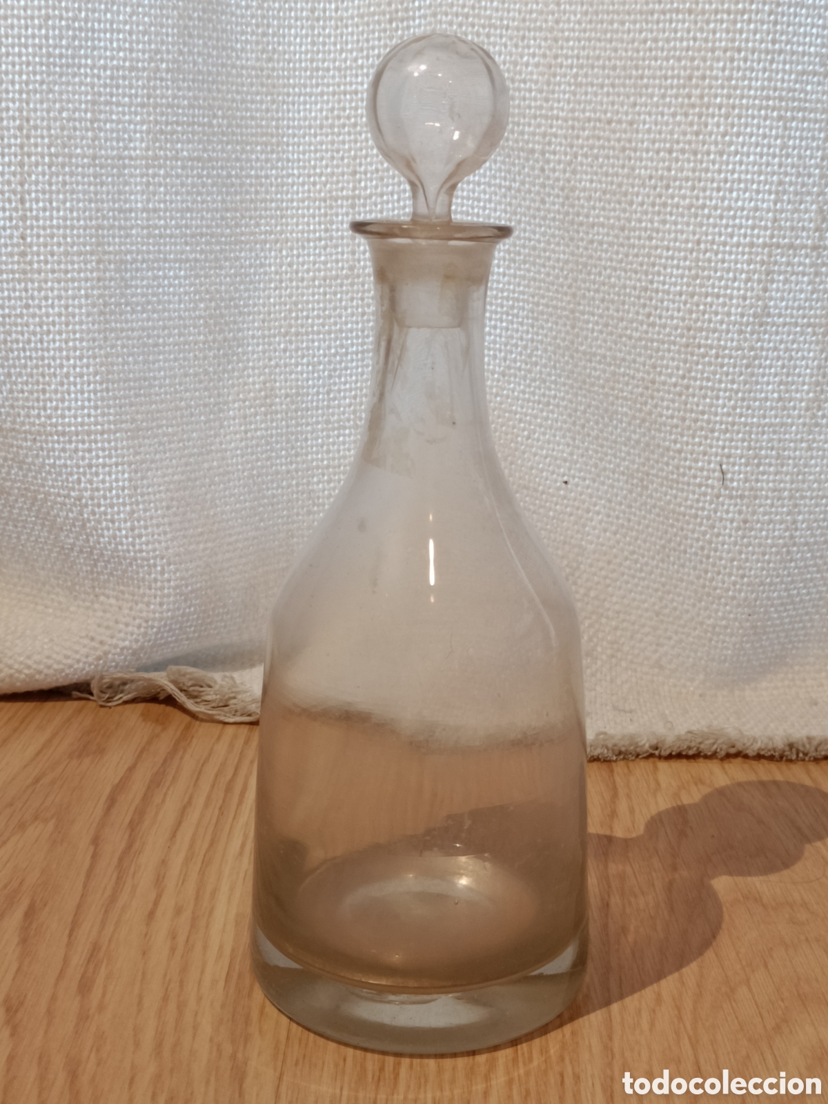 Antig&uuml;edades: Antigua botella de cristal. 25 cms - Foto 1