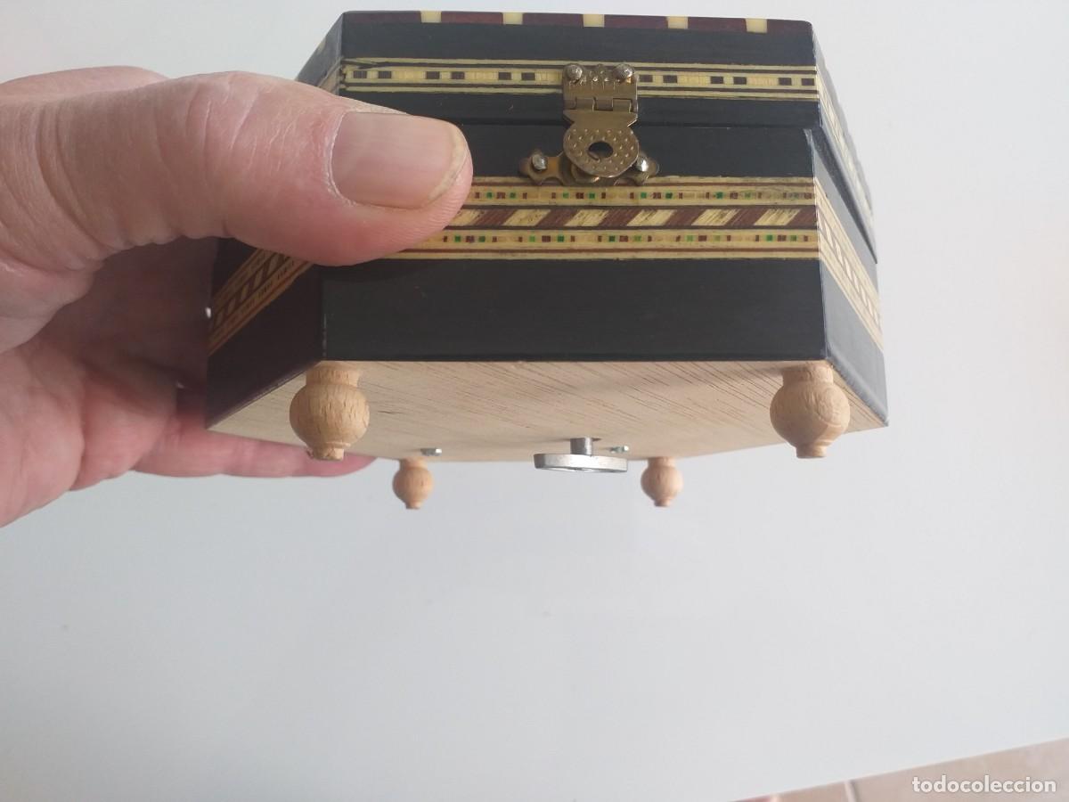Antig&uuml;edades: Joyero con m&uacute;sica. Taracea de Granada. - Foto 3