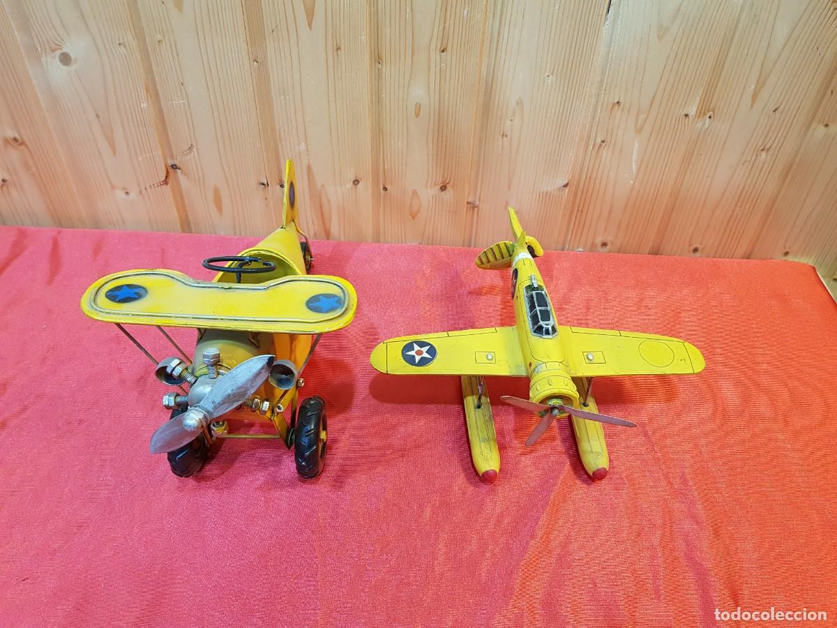 Antig&uuml;edades: PAREJA DE AVIONETAS DE HOJA DE LATA