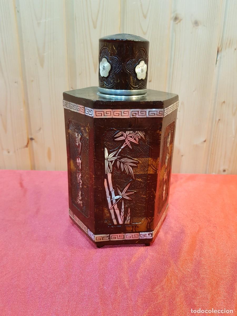 Antig&uuml;edades: BOTELLA TERMO ASIATICA MADERA Y NACAR - Foto 1