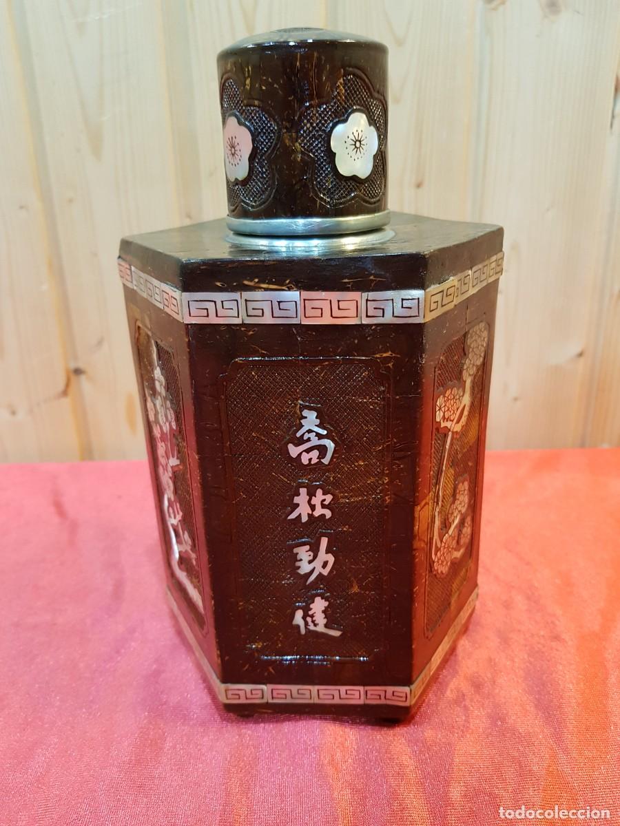 Antig&uuml;edades: BOTELLA TERMO ASIATICA MADERA Y NACAR - Foto 2
