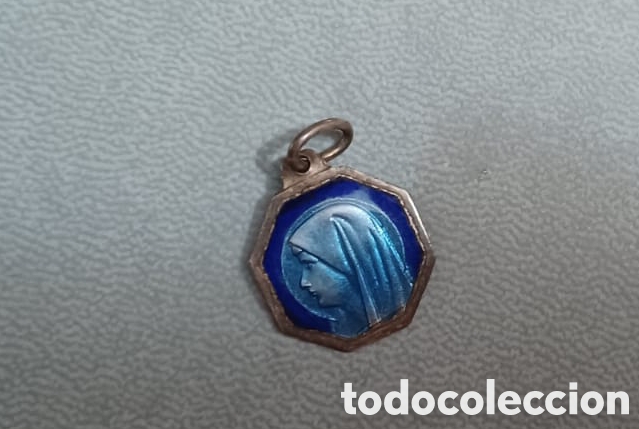 Antig&uuml;edades: Colgante vintage francesde la virgen de lourdes esmaltada en azul,con la virgen y por detras la apar