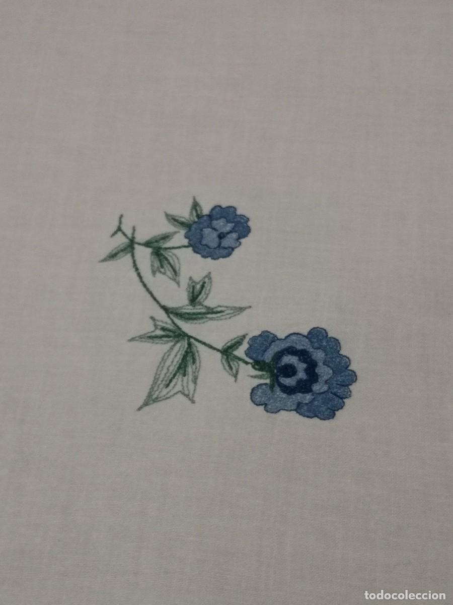 Antig&uuml;edades: MANTEL ALGOD&Oacute;N BORDADO FLORES AZULES - Foto 2