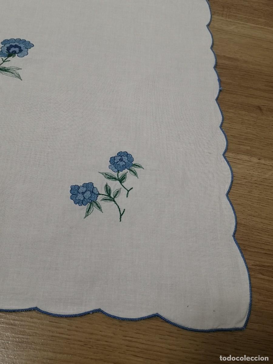 Antig&uuml;edades: MANTEL ALGOD&Oacute;N BORDADO FLORES AZULES - Foto 4
