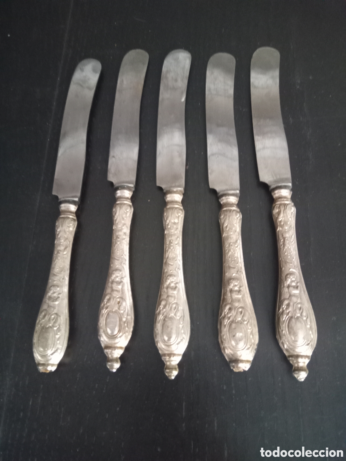 Antig&uuml;edades: Conjunto de 5 cuchillos antiguos con mango repujado - Foto 2