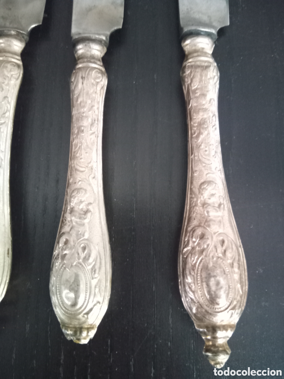 Antig&uuml;edades: Conjunto de 5 cuchillos antiguos con mango repujado - Foto 3