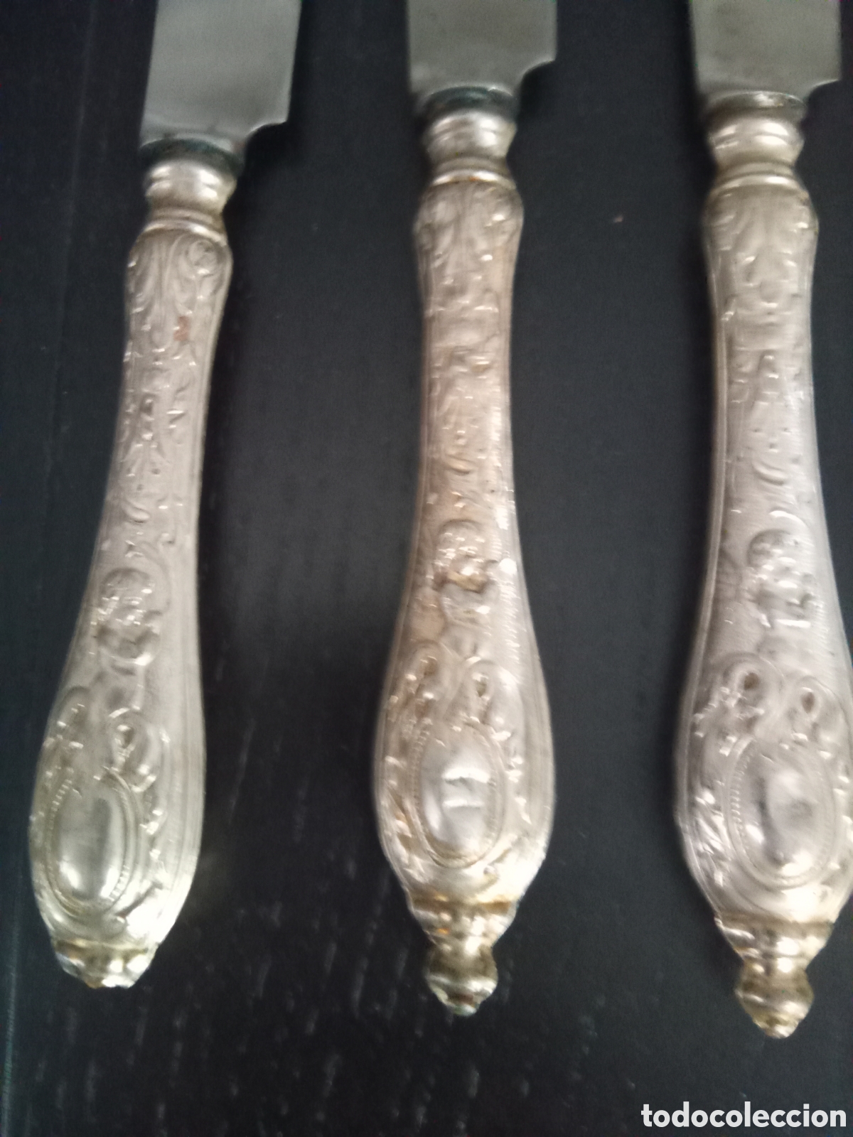 Antig&uuml;edades: Conjunto de 5 cuchillos antiguos con mango repujado - Foto 4