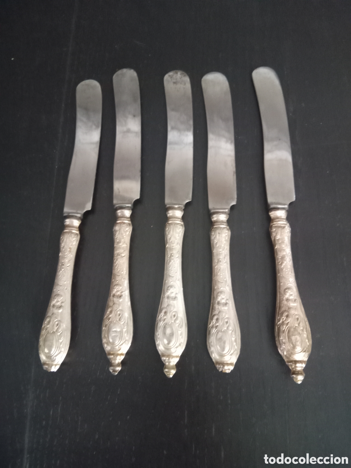 Antig&uuml;edades: Conjunto de 5 cuchillos antiguos con mango repujado - Foto 1