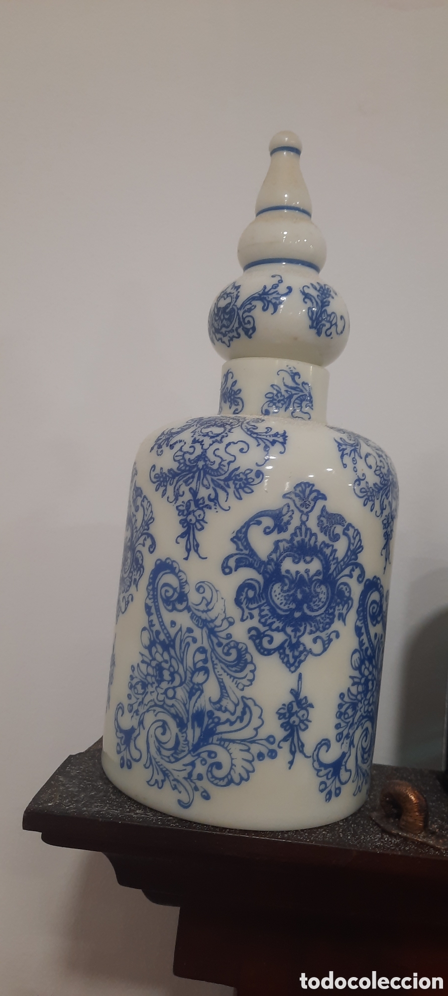 Antig&uuml;edades: Perfumero de Opalina blanca y azul. - Foto 3