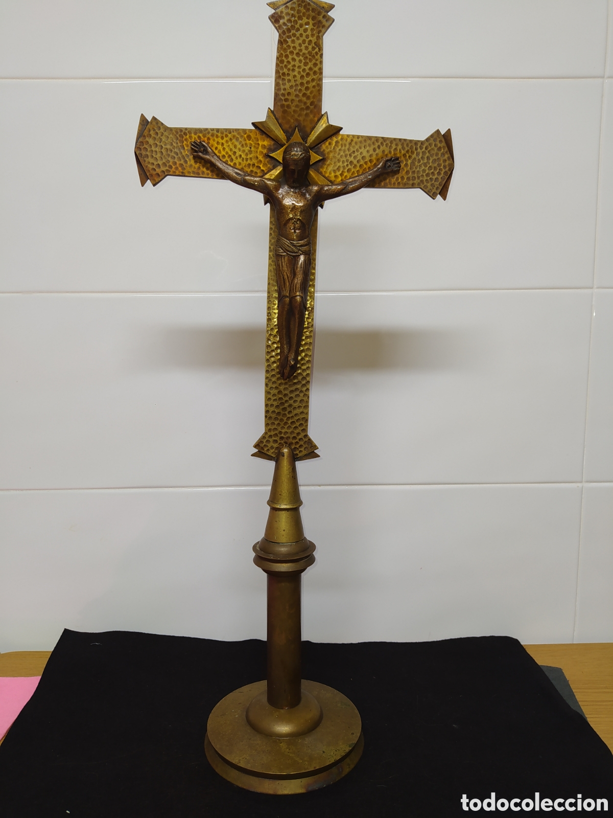 Antig&uuml;edades: CRUCIFIJO DE ALTAR BRONCE 72 cm. - Foto 1