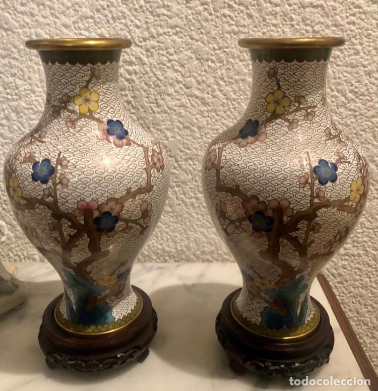 Antig&uuml;edades: PAREJA DE JARRONES. ESMALTE CLOISONN&Eacute;. - Foto 1