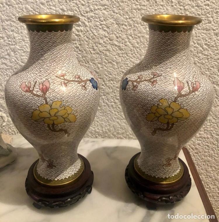 Antig&uuml;edades: PAREJA DE JARRONES. ESMALTE CLOISONN&Eacute;. - Foto 2