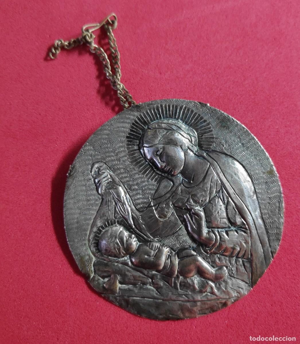 Antig&uuml;edades: Precioso medallon medalla de cuna con imagen burilada de la virgen y ni&ntilde;o plata