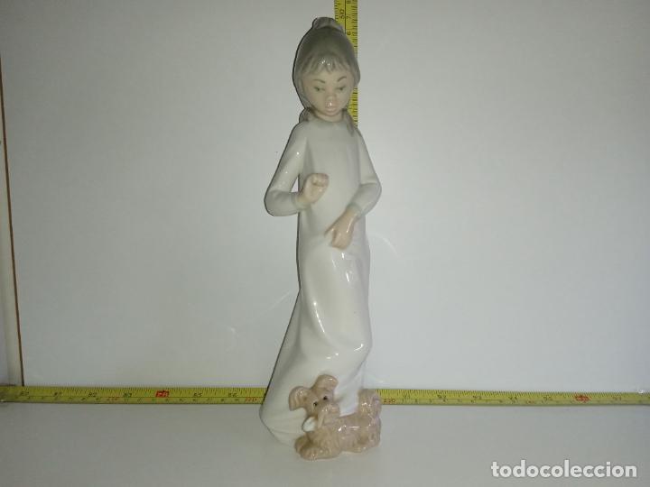 Antig&uuml;edades: Figura en porcelana ZAPHIR de ni&ntilde;a en pijama con perrito