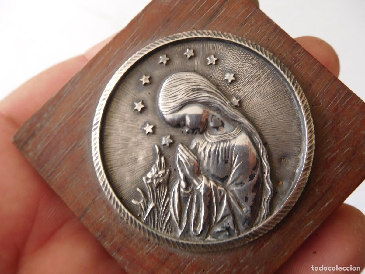 Antig&uuml;edades: Placa religiosa de plata sobre madera vintage - Foto 2